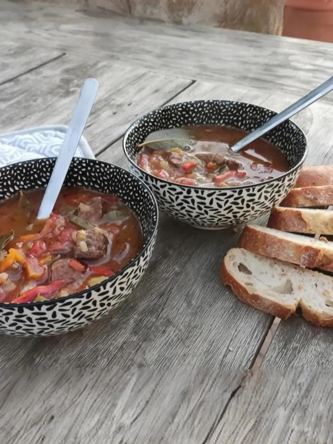 Goed gevulde goulashsoep Sopa goulash bien completa