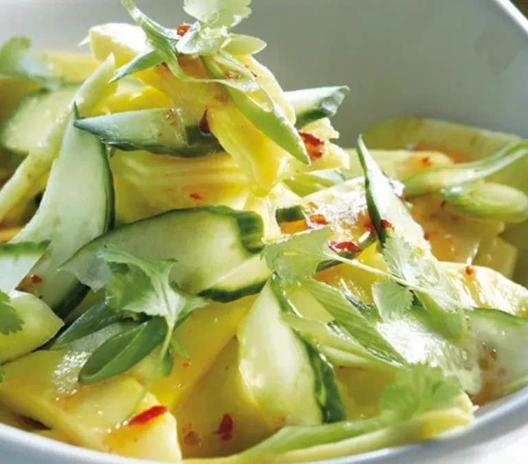 Ensalada tropical con mango, piña y pepino