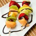 Geglazuurde Fruitspiesjes Brochetas de fruta caramelizada