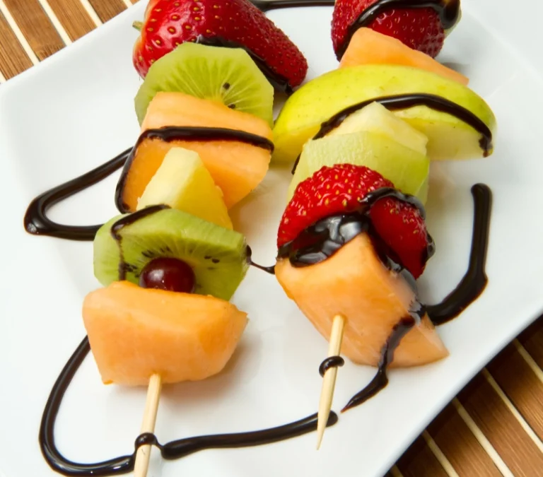 Brochetas de fruta caramelizada con salsa de chocolate