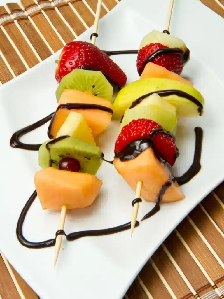 Geglazuurde Fruitspiesjes Brochetas de fruta caramelizada