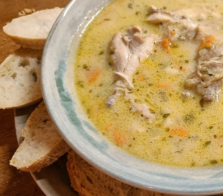 Sopa servia de patata y pollo