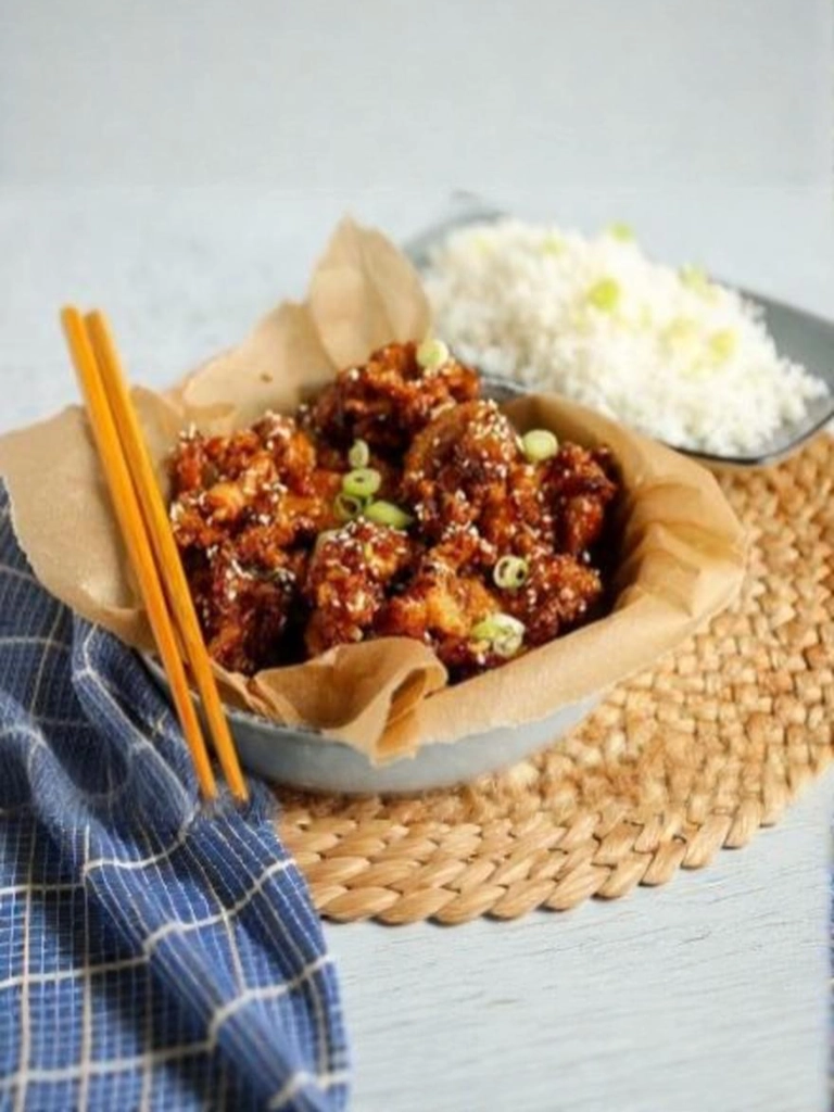 Een schaal met Dakgangjeong, Koreaanse gefrituurde kip
Dakgangjeong (pollo frito coreano)