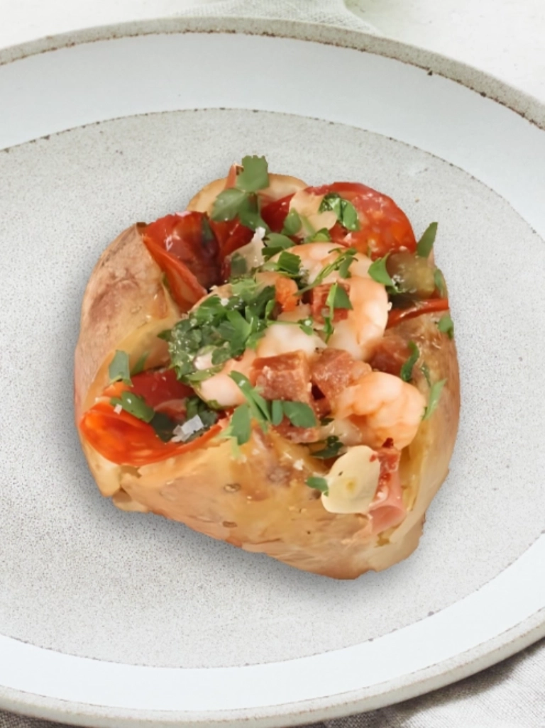 Gevulde aardappel op een bord