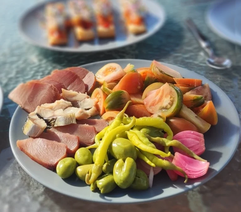 Mediterrane zomersalade met zee- en streekproducten