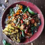 Thaise Chili kip met ananas in een schaaltje, rijk belegd met pinda's en kruiden.