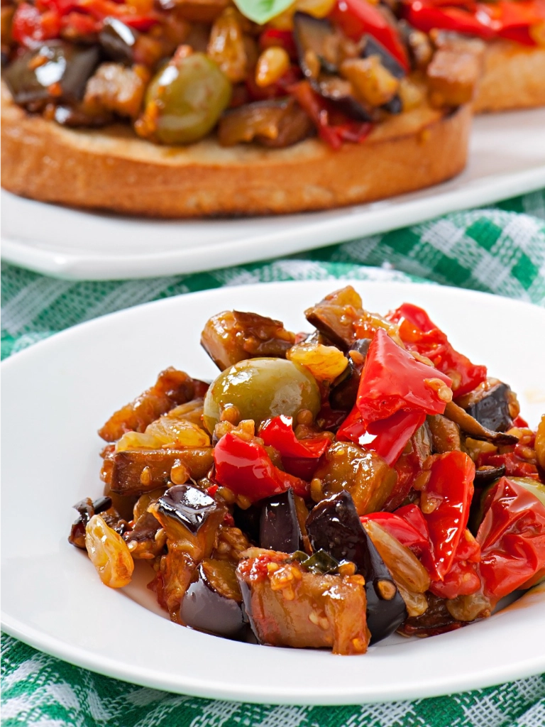 Zaalouk, een Marokkaanse aubergine salade in een kom op een lichte ondergrond