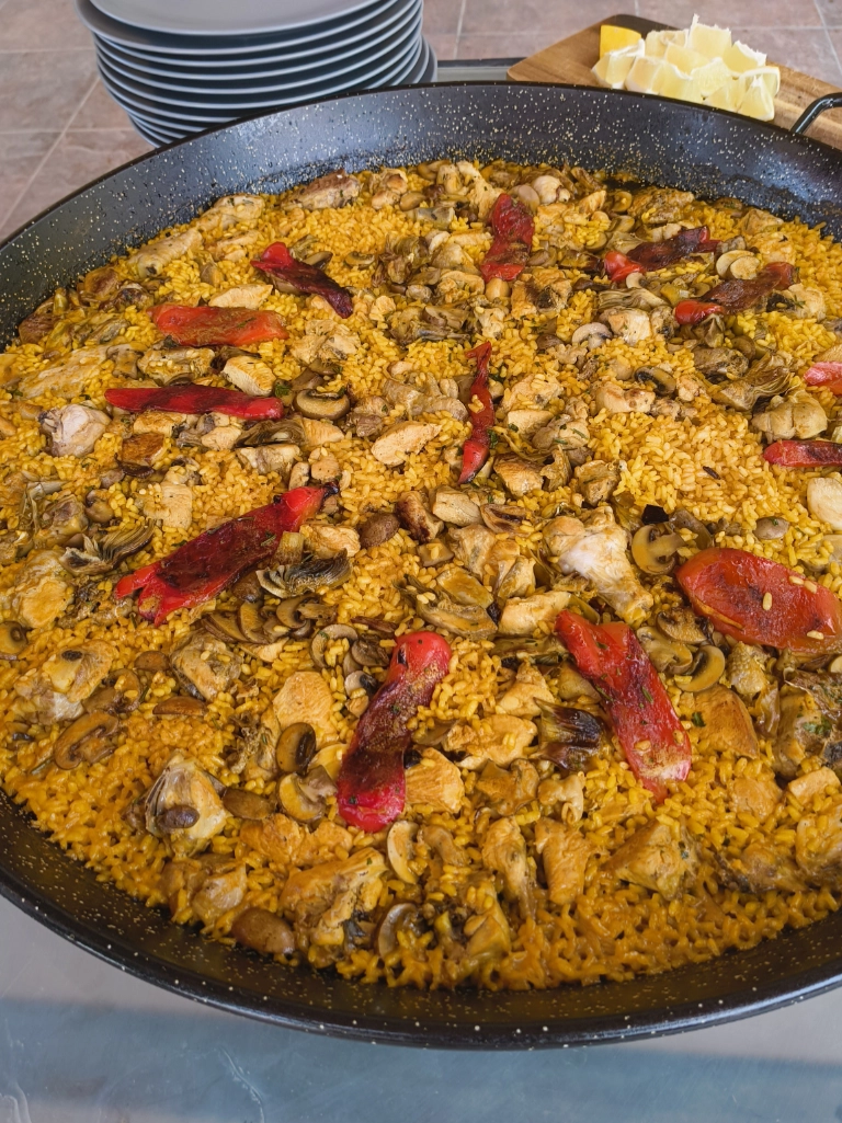 Paella met kip en artisjok Paella con pollo y alcachofa
