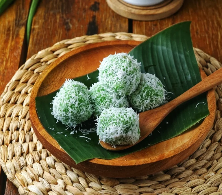 Khanom Tom (bolitas de coco tailandesas)